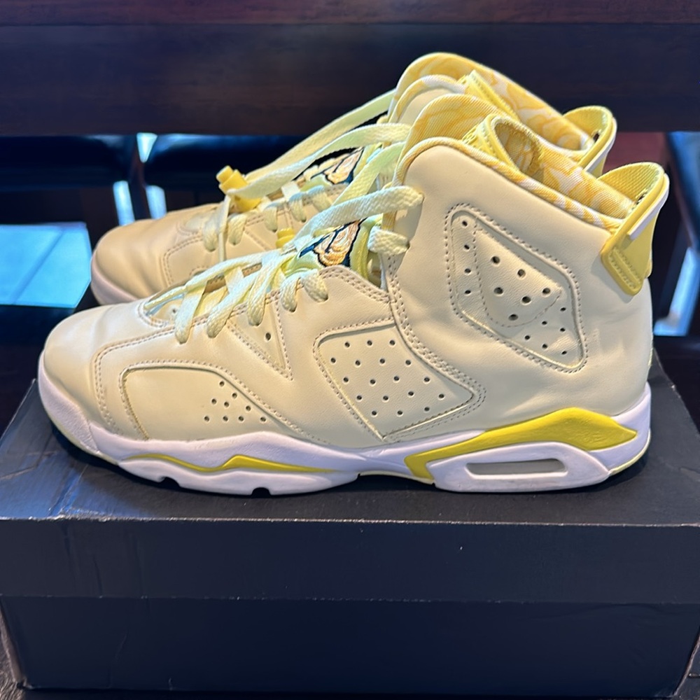 Jordan 6 retro 7Y/ 8 women